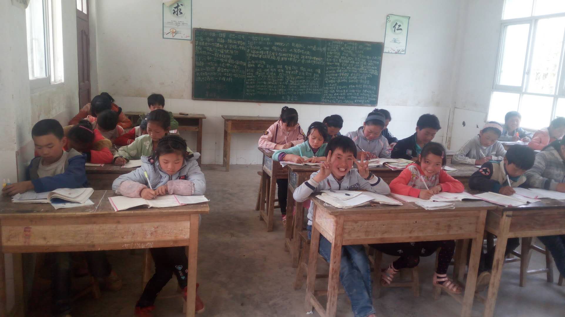 石丫小学-后备为教室图书角.jpg