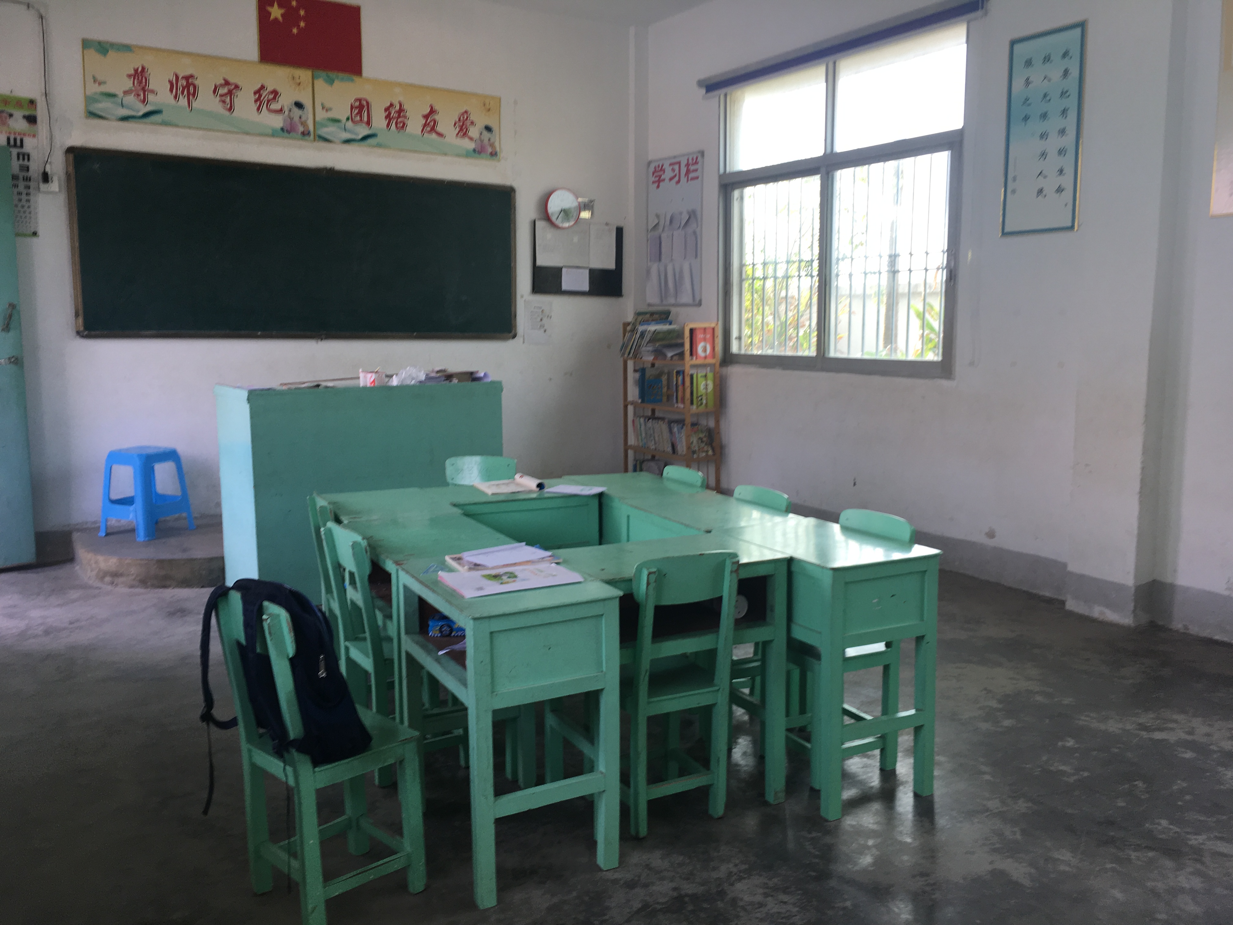 东岗小学-教室.jpg