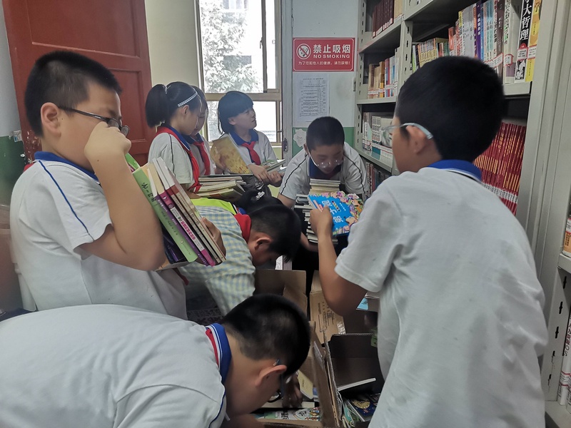 -老师或学生开箱整理分发图书的照片-2.jpg