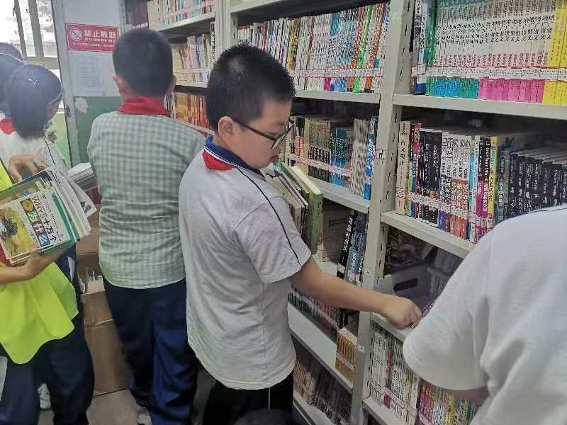 -放置图书的图书馆_教室全景照片-3.jpg