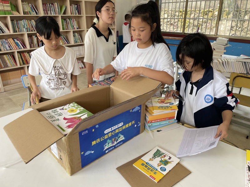 -老师或学生开箱整理分发图书的照片-IMG_4235.jpeg
