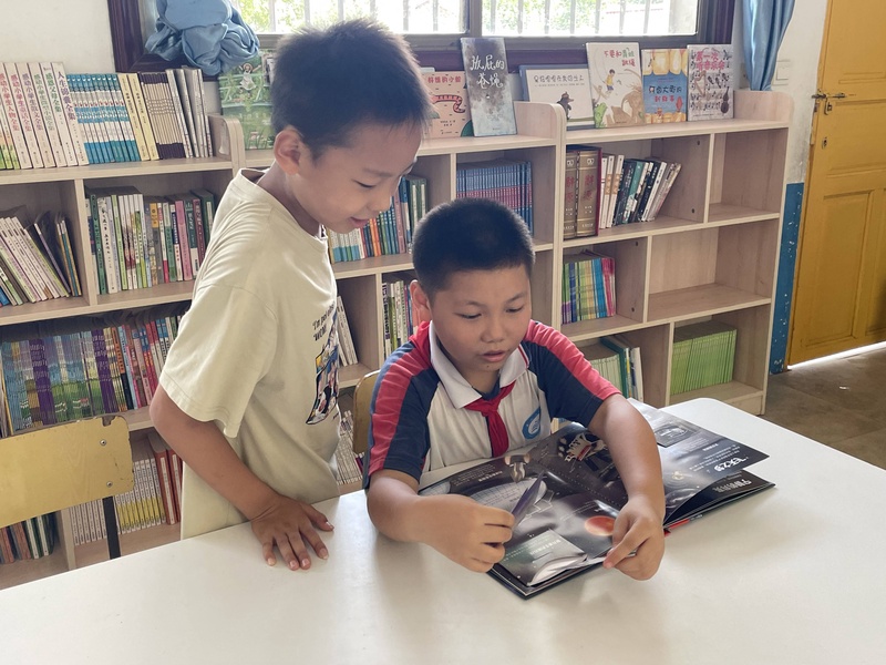 -学生看书照片2（特写）-IMG_4251.jpeg