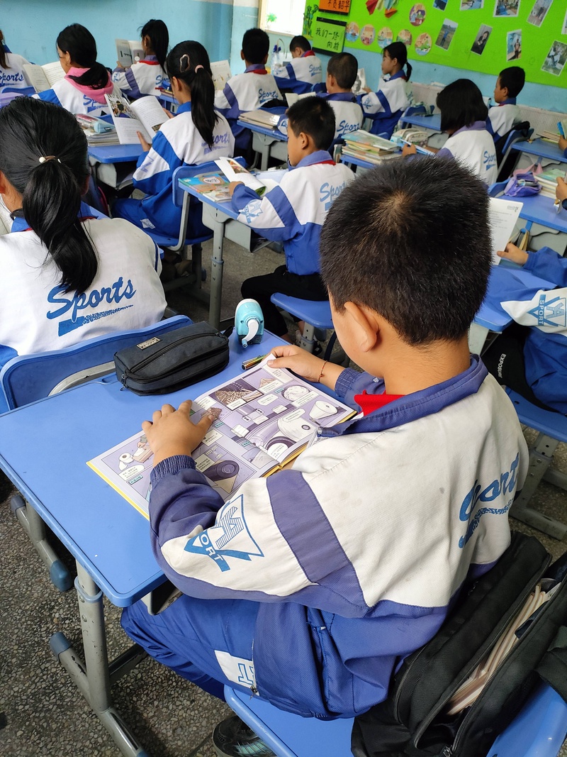-学生看书的照片1（全景）-864813094fe13282b05e496631a0dd1.jpg