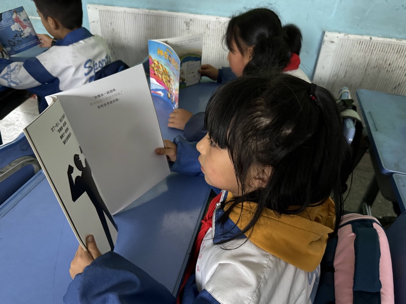 -学生看书照片2（特写）-4832faacd3c70487c8f5b0bf17070c0.jpg