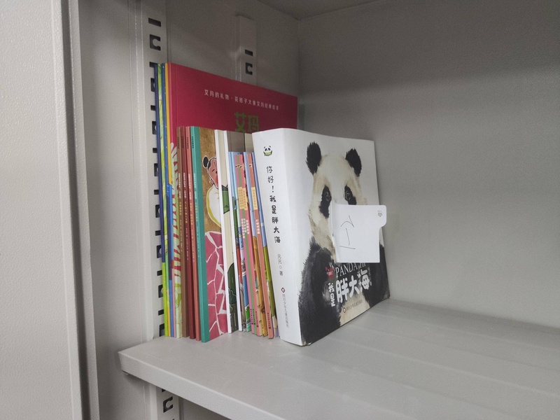 -放置图书的图书馆_教室全景照片-教室图书.jpg