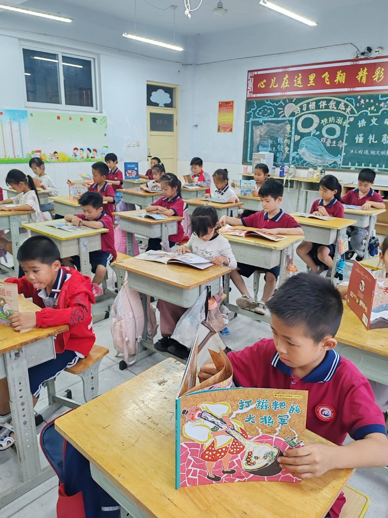 -学生看书的照片1（全景）-分发3.jpg