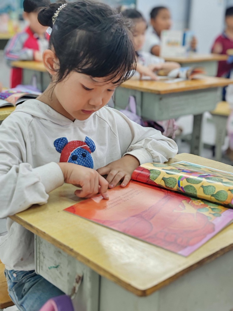 -学生看书照片2（特写）-分发7.jpg