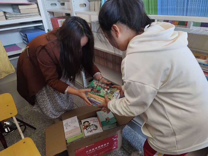 -老师或学生开箱整理分发图书的照片-微信图片_20240927101438.jpg