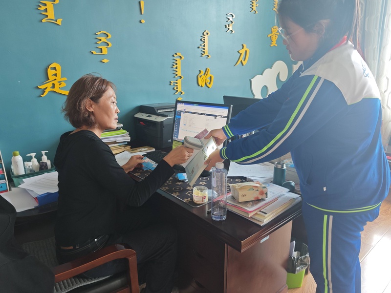 -老师或学生使用借阅系统或做相关阅读活动的照片（如有）-626e2aecd9118fadc7b988cd53f83c1.jpg
