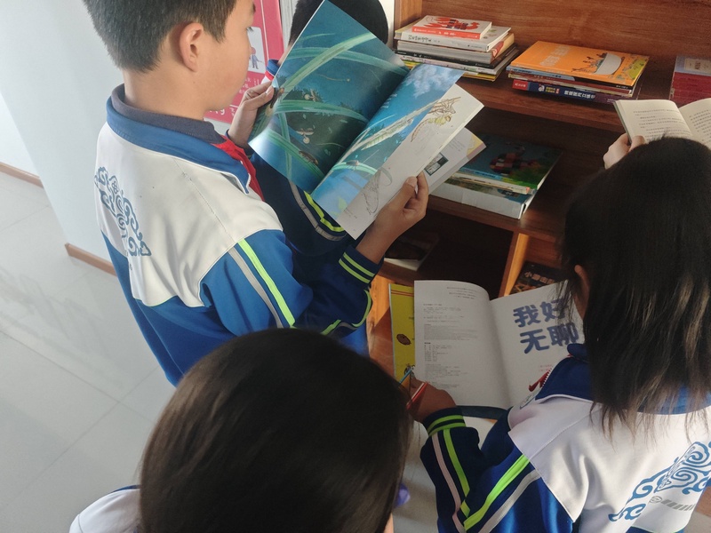 -学生看书照片2（特写）-IMG_20240930_164012.jpg