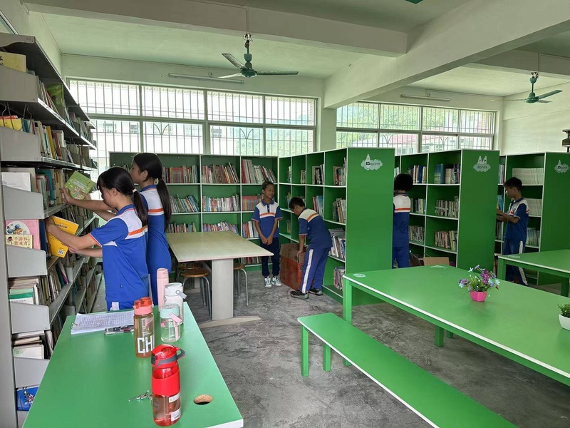 -老师或学生开箱整理分发图书的照片-6c2c5208851295c64665163f9e6ece5.jpg