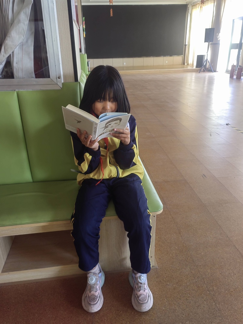 -学生看书照片2（特写）-IMG_20241015_110407.jpg