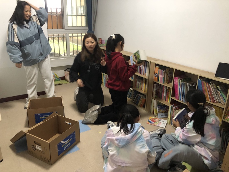 -老师或学生开箱整理分发图书的照片-IMG_8626.jpeg