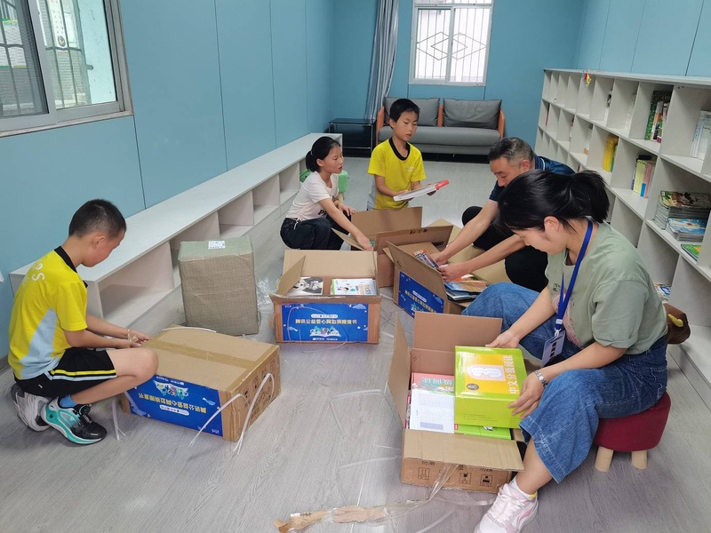 -老师或学生开箱整理分发图书的照片-拆分1.jpg