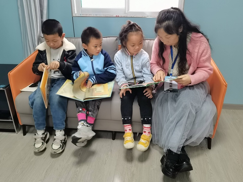 -老师或学生使用借阅系统或做相关阅读活动的照片（如有）-教师指导.jpg