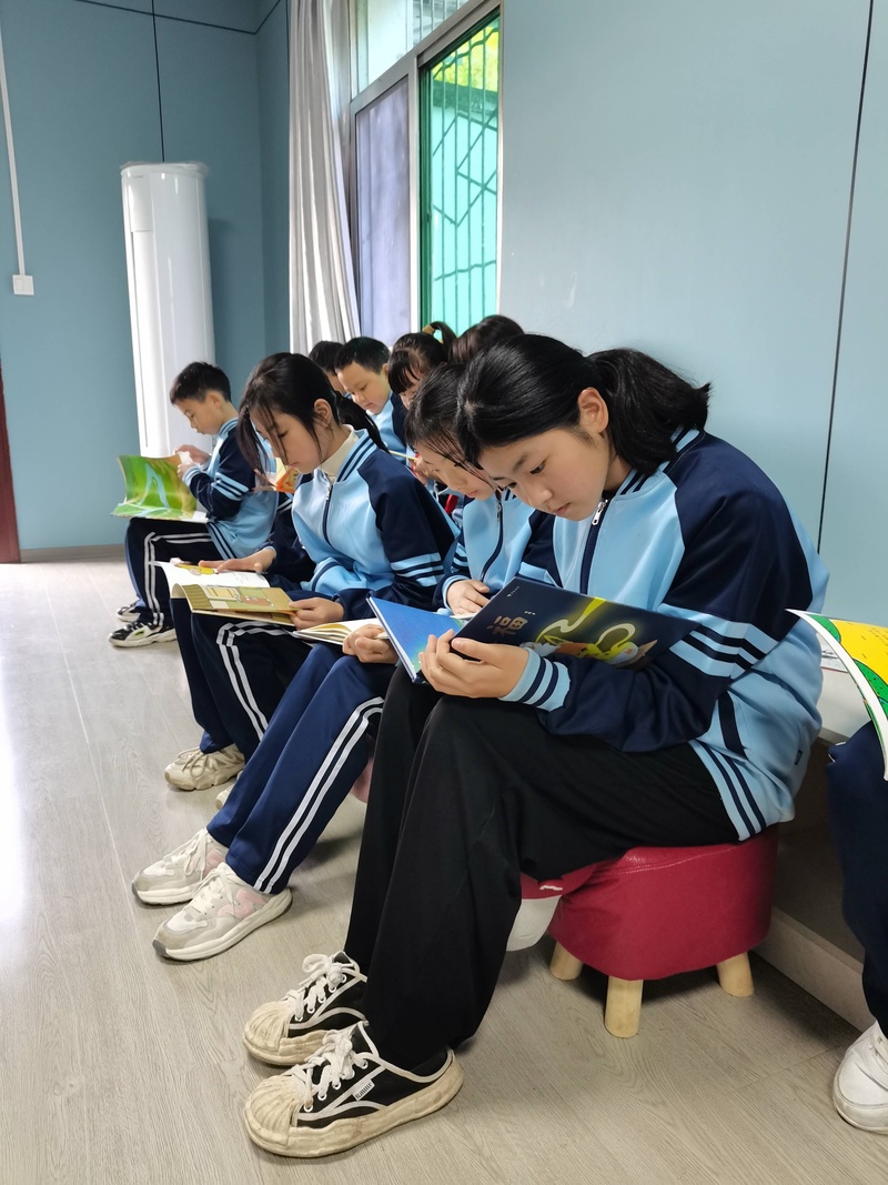 -学生看书照片2（特写）-30251cd0f0e109c4dfc001d14a00872.jpg