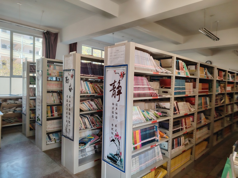永胜县松坪乡中心小学-20250324211732-33图片素材图书馆_图书角内部整体照片1-1-IMG_20250324_164045-25060447319.jpg